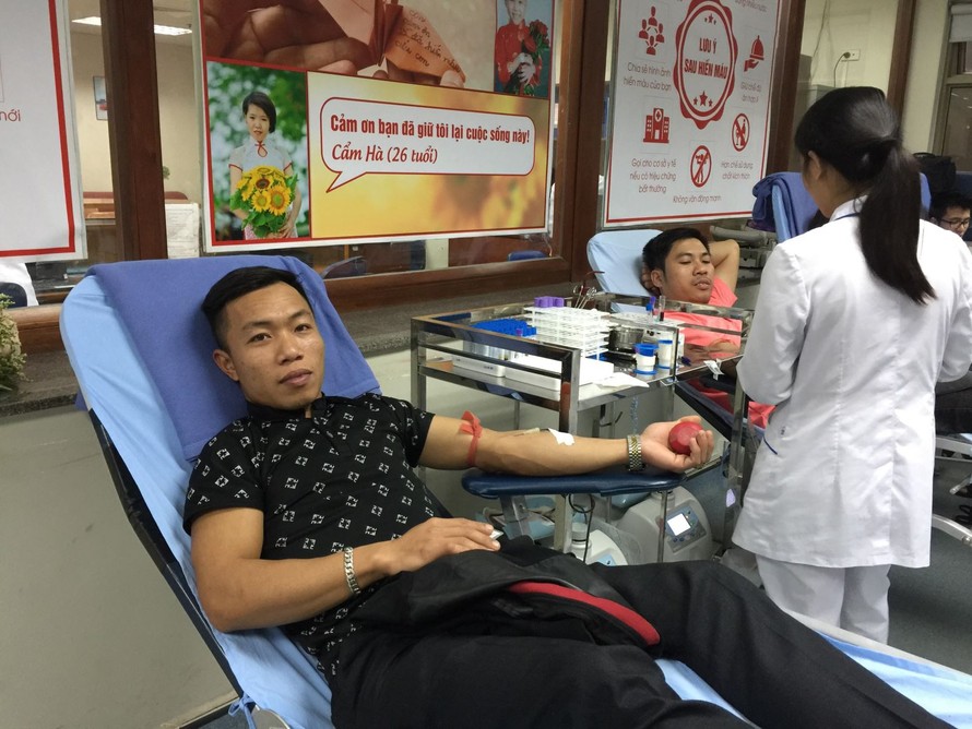 Người dân tích cực tham gia hiến máu để đủ máu dự trữ cấp cứu người bệnh dịp Tết sắp tới. Ảnh: Tạ Nguyên