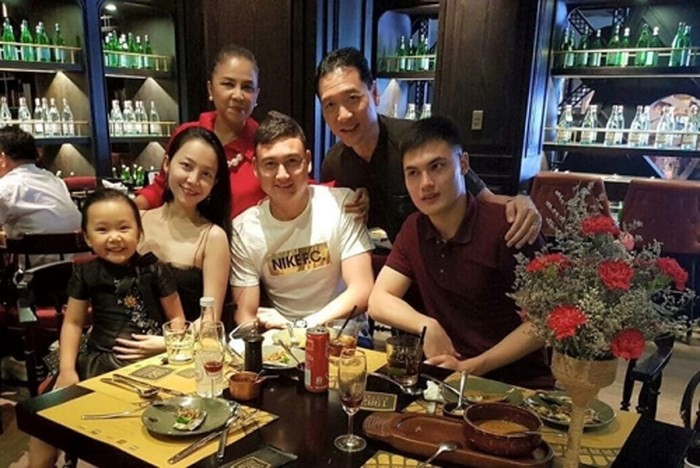 Đặng Văn Lâm chụp ảnh cùng gia đình nhỏ của NSND Đặng Hùng