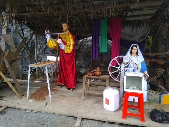 Hang đá vui nhất mùa Giáng sinh: Thánh Giuse xẻ gỗ, Đức Mẹ dệt vải