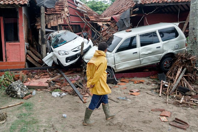 Nhà cửa và tài sản của người dân bị phá hủy sau trận sóng thần ập vào bờ biển Sunda ngày 22/12 mà không có cảnh báo trước. Ảnh: AP.