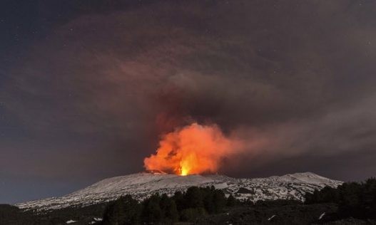 Núi lửa Etna bắt đầu phun trào. Ảnh tư liệu: AP