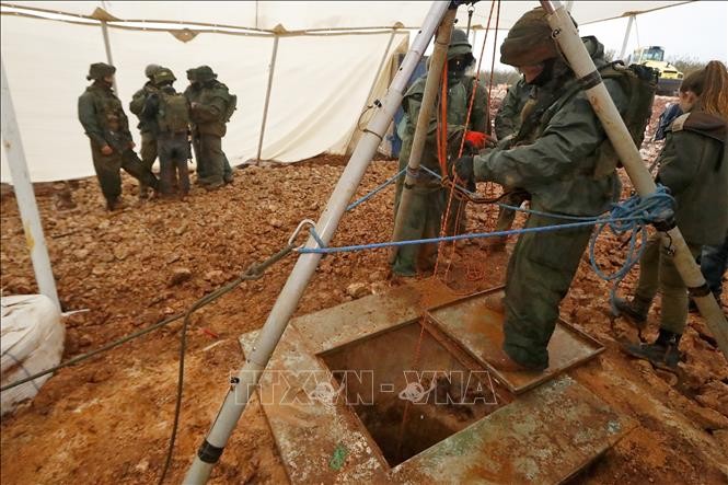 Binh sĩ Israel phá hủy đường hầm xuyên biên giới từ Liban sang lãnh thổ Israel. Ảnh: AFP/TTXVN