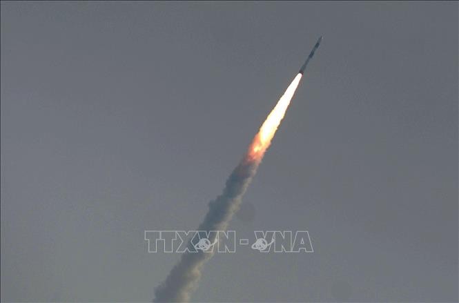 Tên lửa đẩy PSLV-C43 mang theo vệ tinh quan sát HysIS rời bệ phóng từ Trung tâm vũ trụ Satish Dhawan (SDSC), đảo Sriharikota, ngoài khơi vịnh Bengal ngày 29/11/2018. Ảnh: AFP/TTXVN