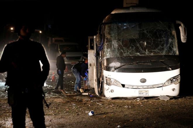 Hiện trường vụ đánh bom xe chở đoàn du khách Việt Nam tại Ai Cập. Ảnh: BBC.