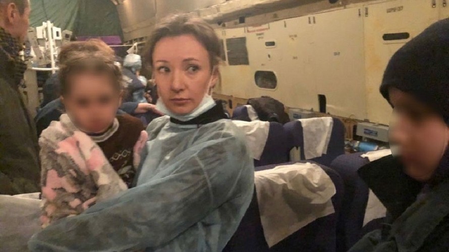 Nhà hoạt động quyền trẻ em cùng các em nhỏ trên chuyến bay về Nga. (Ảnh: deti.gov.ru)