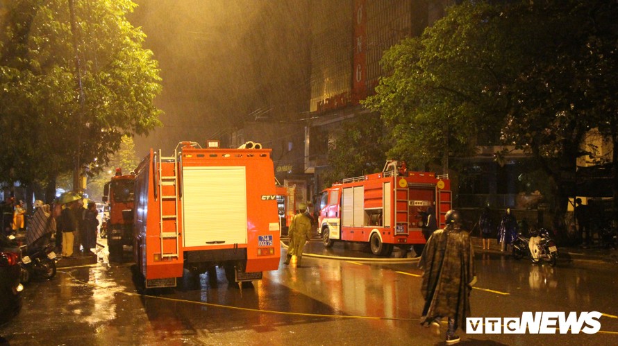 Lực lượng chức năng tỉnh Quảng Trị huy động nhiều phương tiện, nhân lực để khống chế đám cháy tại quán karaoke lớn nhất Quảng Trị.