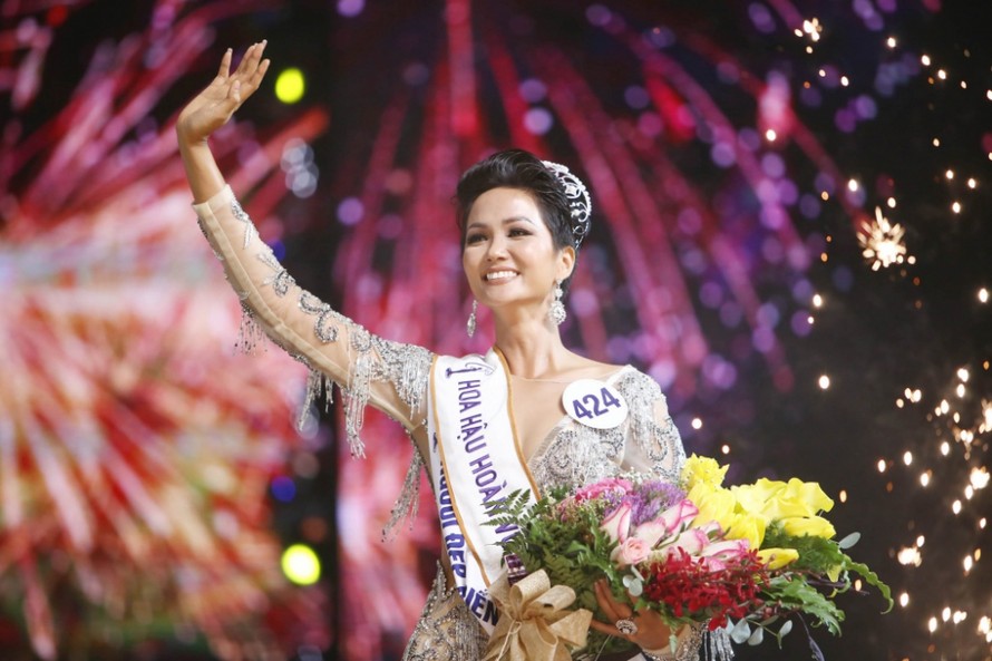 Khoảnh khắc đăng quang Hoa hậu Hoàn vũ Việt Nam 2017 của H'Hen Niê.