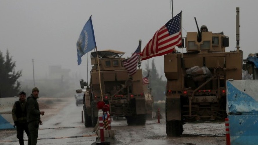 Một đoàn xe quân sự Mỹ đi qua trạm kiểm soát tại thành phố Manbij, phía Bắc Syria. Ảnh: AFP
