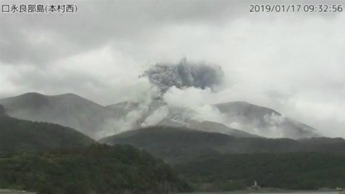 Núi lửa trên đảo Kuchinoerabu, cách thủ đô Tokyo khoảng 1.000 km về phía Tây Nam phun trào vào lúc 9h20 phút sáng 17/1. Ảnh: Japan Meteorological Agency