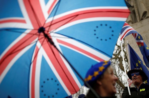 Người biểu tình chống Brexit tuần hành bên ngoài Hạ viện Anh tại London - Anh ngày 15-1. Ảnh: REUTERS
