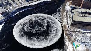 'Đĩa băng' khổng lồ như đĩa bay UFO xuất hiện trên sông Mỹ