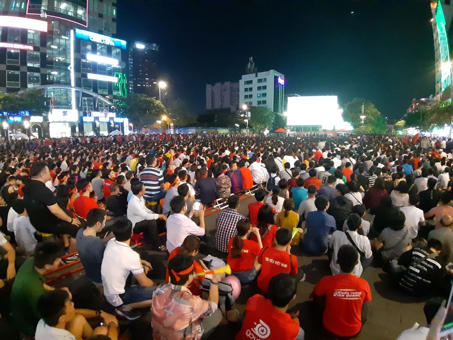 TP Hồ Chí Minh lắp 5 màn hình lớn phục vụ người dân xem trận đấu giữa tuyển Việt Nam với Nhật Bản