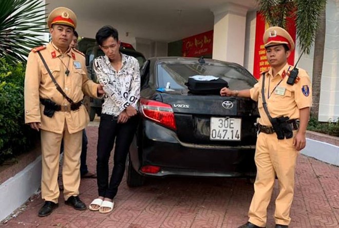 Phú có biểu hiện phê ma túy khi bị CSGT bắt giữ. Ảnh: Minh Lộc.