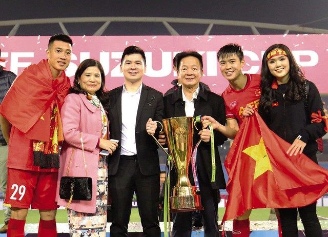Chủ tịch HĐQT kiêm TGĐ Tập đoàn T&T Group Đỗ Quang Hiển chụp hình cùng các cầu thủ “con cưng” trong “đêm huyền diệu” tại Mỹ Đình.