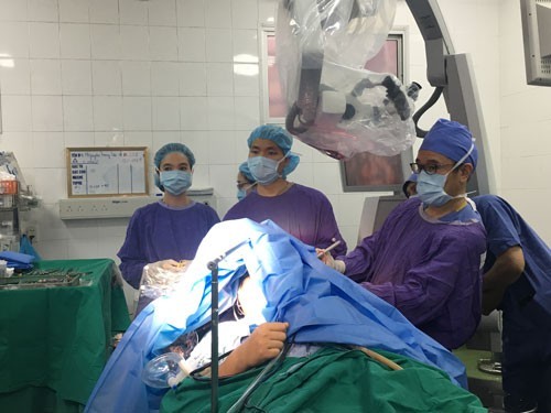 Ca phẫu thuật đầu tiên ở Việt Nam bằng phương pháp thức tỉnh