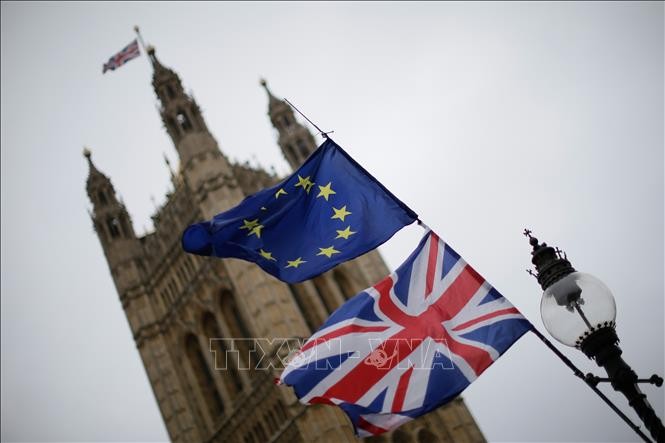 Cờ Anh (phía dưới) và cờ EU (phía trên) bên ngoài tòa nhà Quốc hội Anh ở thủ đô London. Ảnh: THX/TTXVN