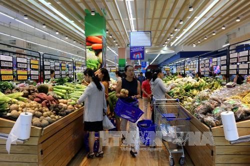 Người tiêu dùng chọn mua hàng tại siêu thị Co.opmart Huỳnh Tấn Phát, Tp. Hồ Chí Minh. Ảnh: Thanh Vũ/TTXVN