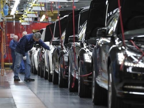 Những chiếc ô tô S-class trong dây chuyền sản xuất ở giai đoạn cuối tại nhà máy sản xuất của Mercedes-Benz ở Sindelfingen, Tây Nam Đức. Ảnh: AFP/TTXVN