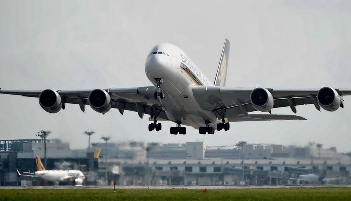 Chuyến bay thương mại đầu tiên của máy bay A380 được thực hiện bởi hãng hàng không Singapore Airlines vào năm 2007.