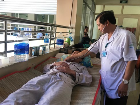 BS Phong đang khám cho một bệnh nhân sốt xuất huyết