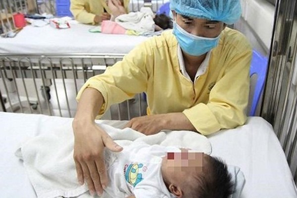 Trẻ mắc cúm điều trị tại BV Nhi TƯ