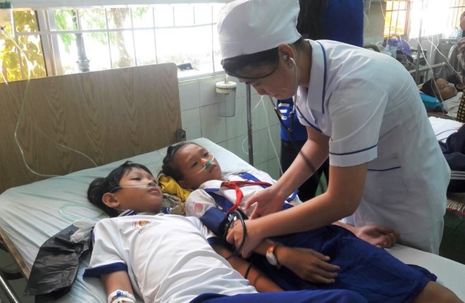 Học sinh Trường tiểu học 1 Khánh Bình nhập viện sau khi súc miệng bằng fluor. Ảnh: Thanh Niên