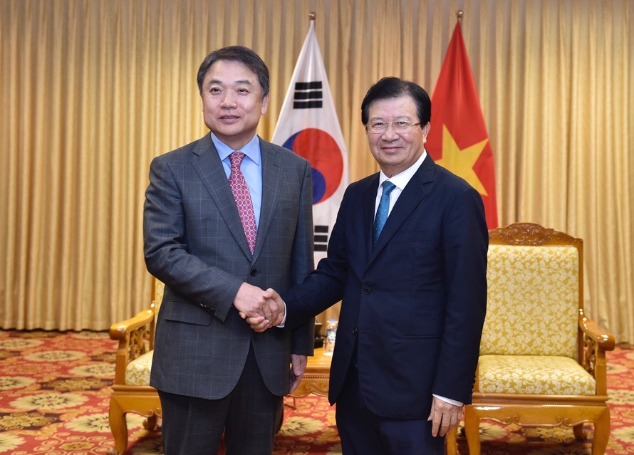 Phó Thủ tướng Trịnh Đình Dũng tiếp ông Jin Haeng Chung, Phó Chủ tịch Tập đoàn Hyundai. Ảnh: VGP/Nhật Bắc