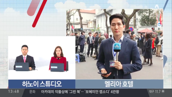 Phóng viên điển trai Hàn Quốc đang tác nghiệp ở Hà Nội gây 'bão' mạng xã hội