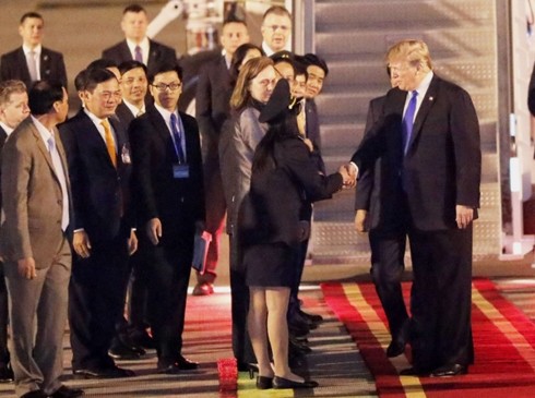 Tổng thống Trump đến sân bay Nội Bài.