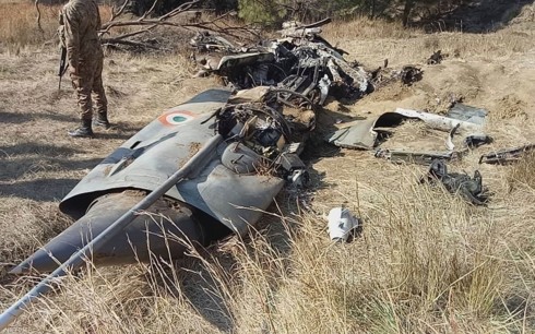 Xác chiếc máy bay chiến đấu Ấn Độ bị bắn hạ ở Pakistan. Ảnh: AP.