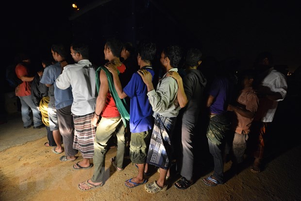 Lao động nhập cư bất hợp pháp bị bắt giữ tại Klang, ngoại ô Kuala Lumpur, Malaysia. (Ảnh: AFP/TTXVN)
