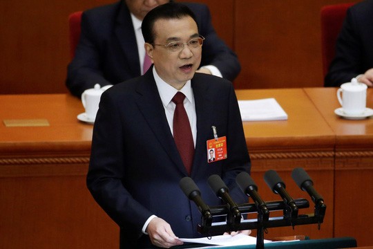 Thủ tướng Trung Quốc Lý Khắc Cường đọc báo cáo tại phiên khai mạc kỳ họp thường niên của quốc hội hôm 5-3 Ảnh: REUTERS