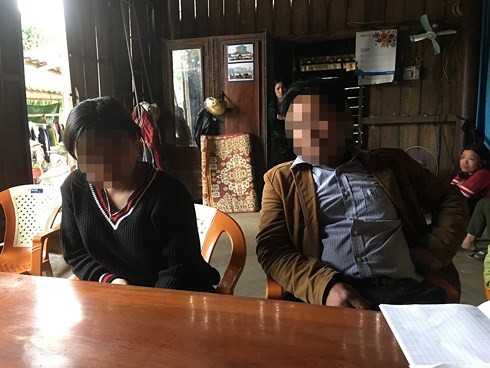 Em Đinh Thị Diễm Q. (bên trái) kể lại sự việc bị bạn hãm hại và quay clip nóng tung lên mạng.