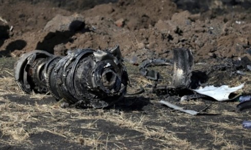 Động cơ tại hiện trường vụ rơi máy bay Ethiopian Airlines gần Bishoftu ngày 11/3. Ảnh: Reuters.