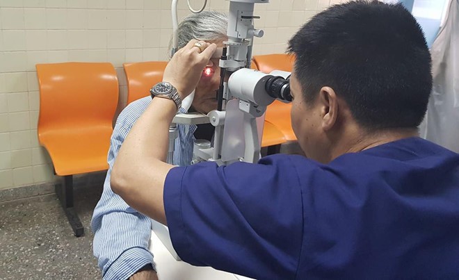 Bệnh nhân lớn tuổi được bác sĩ kiểm tra mắt do chấn thương. Ảnh: G.T.