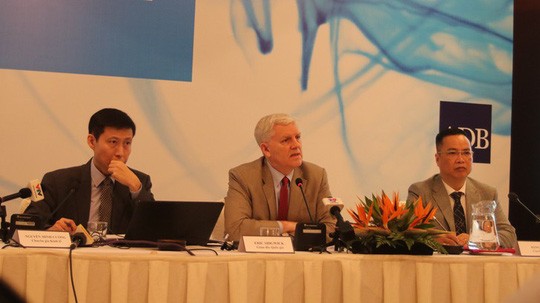 Ông Eric Sidgwick, Giám đốc Quốc gia Ngân hàng Phát triển châu Á (ADB) tại Việt Nam (giữa), trả lời câu hỏi tác động của việc tăng giá điện và giá xăng liên tiếp đến nền kinh tế