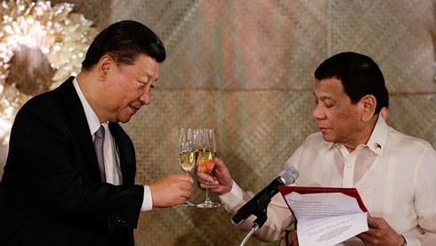 Tổng thống Philippines Rodrigo Duterte cụng ly với Chủ tịch Trung Quốc Tập Cận Bình trong một sự kiện lớn.