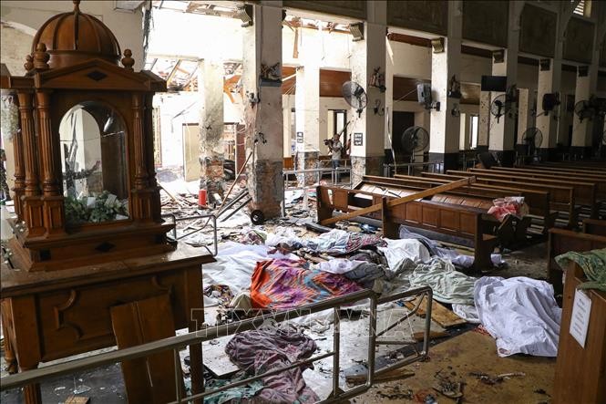 Hiện trường vụ nổ bên trong nhà thờ ở Kochchikade, Colombo, Sri Lanka, ngày 21/4/2019. Ảnh: AFP/ TTXVN