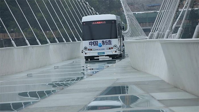 Trung Quốc: Lái xe buýt qua cầu kính khổng lồ để chứng minh độ an toàn