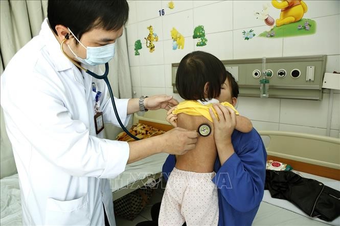 Thăm khám cho bệnh nhi mắc sởi tại Bệnh viện Nhiệt đới Trung ương tại Hà Nội. Ảnh: Dương Ngọc/TTXVN