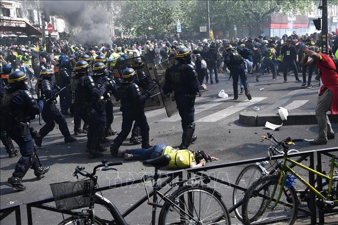 Cảnh sát triển khai để ngăn chặn những người biểu tình “Áo vàng” quá khích tại thủ đô Paris ngày 20/4. Ảnh: AFP/TTXVN