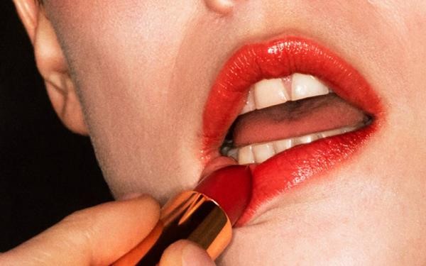 Gucci sử dụng người mẫu răng sún để quảng cáo son môi
