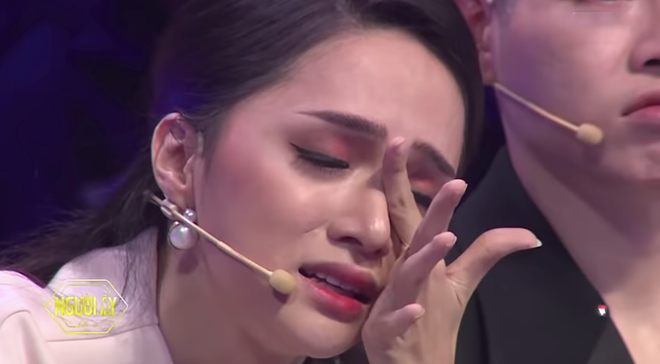 Lần hiếm hoi Hương Giang khóc nức nở trên sóng truyền hình