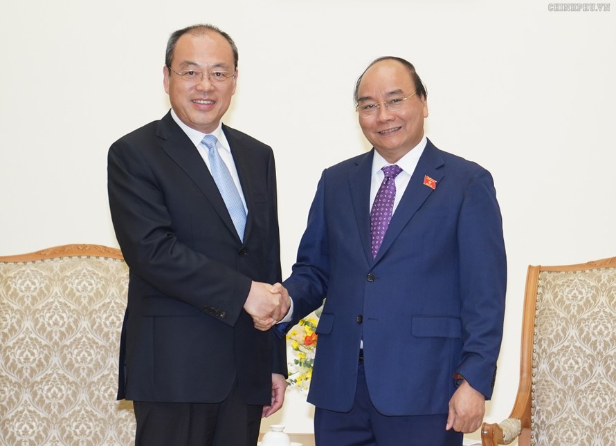 Thủ tướng Nguyễn Xuân Phúc và Tỉnh trưởng Vân Nam, Trung Quốc Nguyễn Thành Phát. Ảnh: VGP/Quang Hiếu