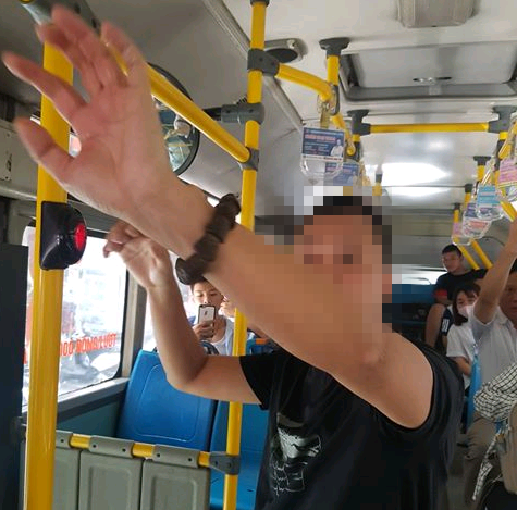 Hình ảnh về người đàn ông có hành vi thủ dâm được chụp lại trên xe buýt.