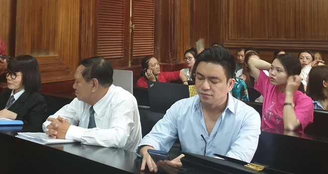 Bác sĩ Chiêm Quốc Thái (từ phải qua) tại tòa. Ảnh: Phan Thương