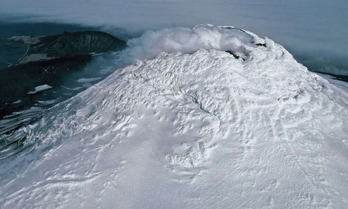 Núi lửa Michael trên đảo Saunders. (Ảnh: British Antarctic Survey).