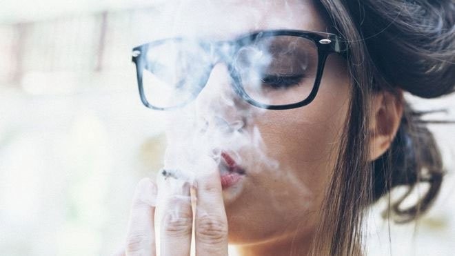 Khói thuốc lá chứa hóa chất độc hại có thể gây kích ứng và gây hại cho mắt. (Ảnh minh họa - Getty).