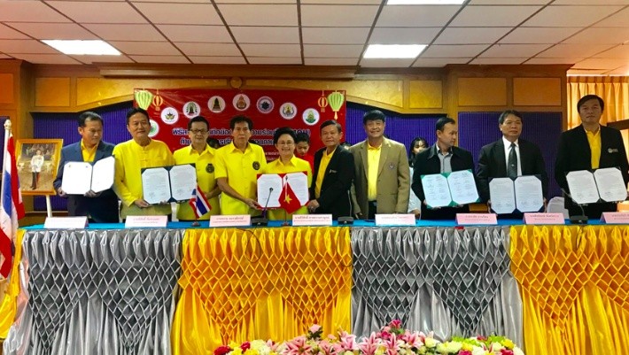 Đại diện Hội người Việt Nam tỉnh Sakonnakhon cùng 6 trường học ký kếp hợp tác.