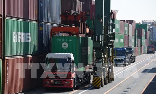 Xếp dỡ hàng hóa tại cảng ở Tokyo, Nhật Bản. Ảnh: AFP/ TTXVN